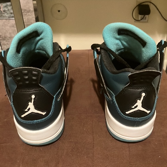 Air Jordan 4s no creases only wore a couple times size 4!! Make a offer!!! - Picture 3 of 11